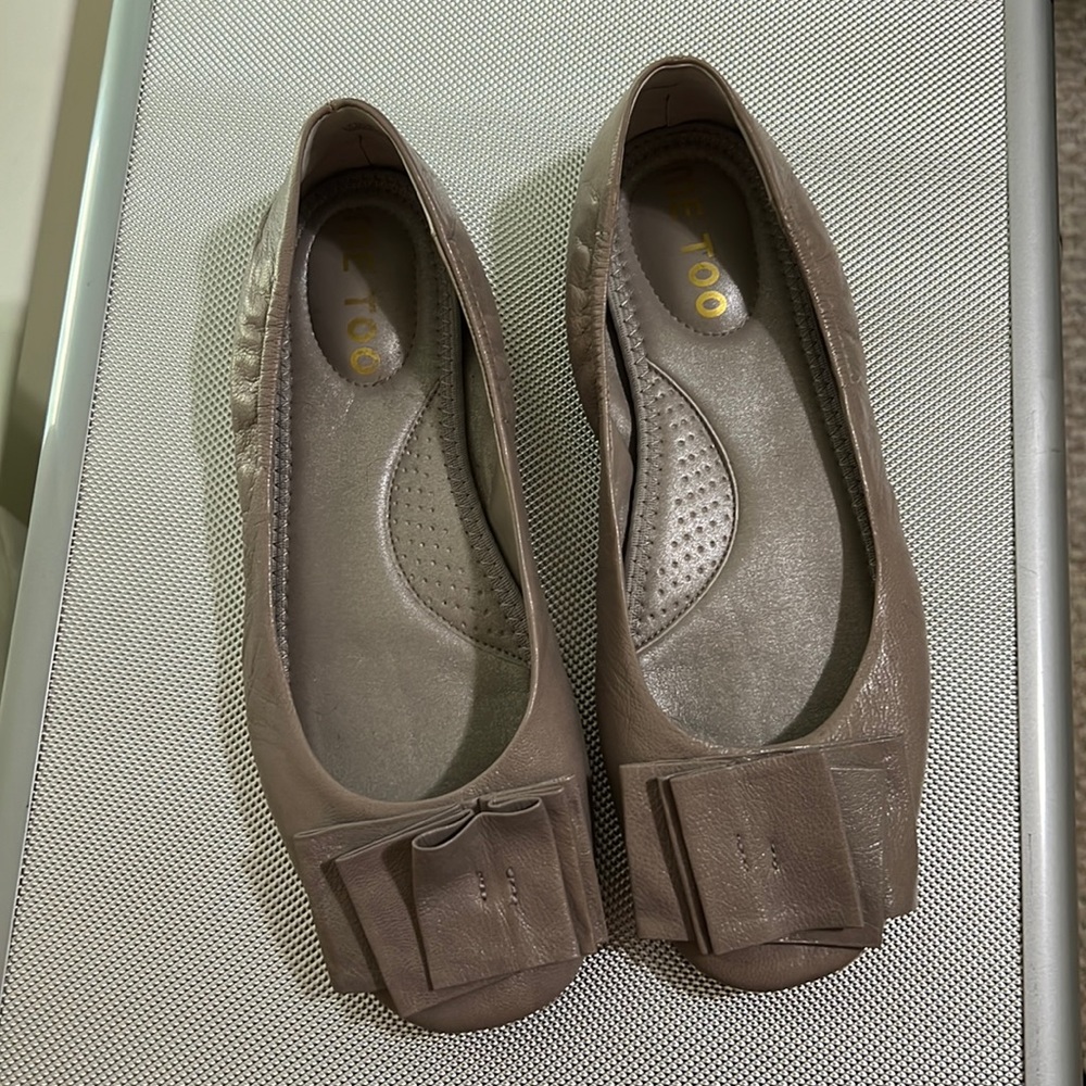 Beige flats with bow trim
